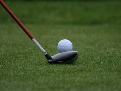 Ein Golfball liegt auf dem grünen Rasen eines Golfplatzes im Bayerischen Wald.